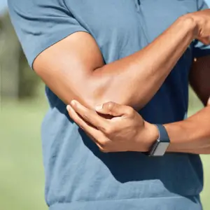 Elbow pain when lifting causes man to pause mid-workout and assess injury severity